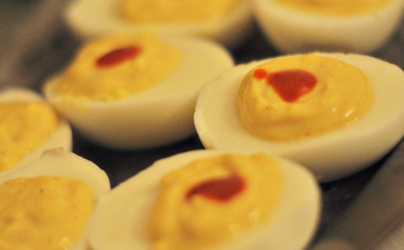 Foodlovetog |Sriracha Deviled Eggs